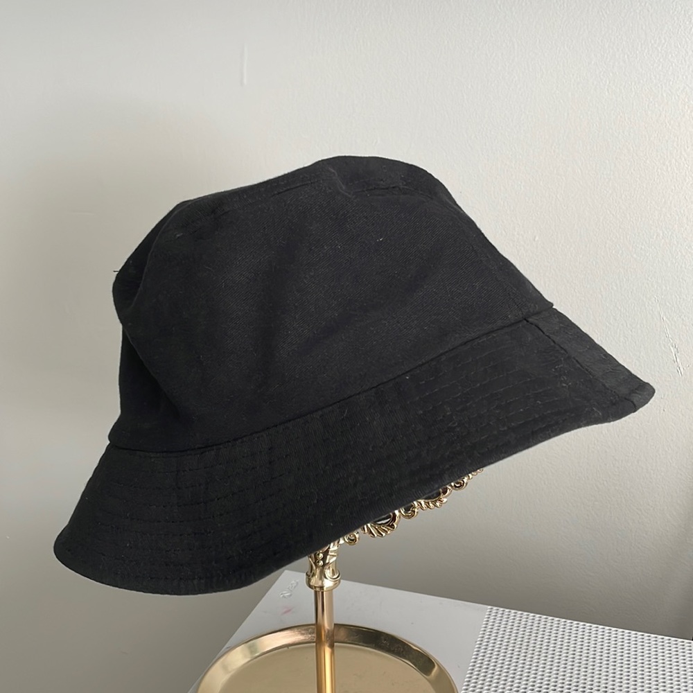 Black bucket hat